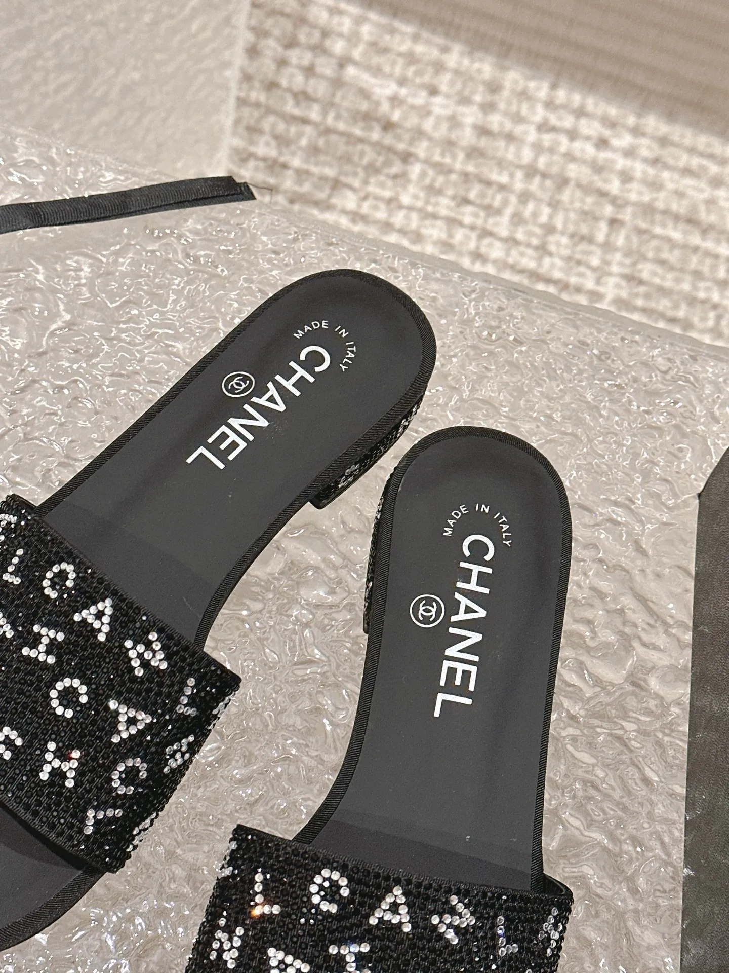 💕💕Factory direct selling price p440💕💕 Xiaoxiang Chanel rhinestone slippers with large black rhinestone letters, these really blingbling slippers are full of diamonds. They are both classic and artistic, and can be styled according to your daily style. The characteristic is that the hot diamonds are particularly shiny. They are made with heavy craftsmanship and are not easy to fall off. They have the sexy temperament of celebrities and are versatile. Color: black white 35-41